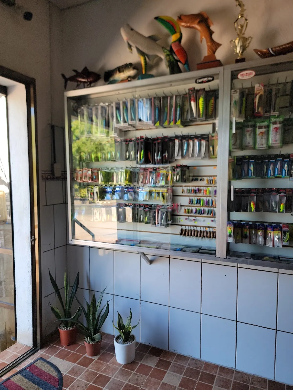 Vitrinas de señuelos en la tienda de Juigalpa