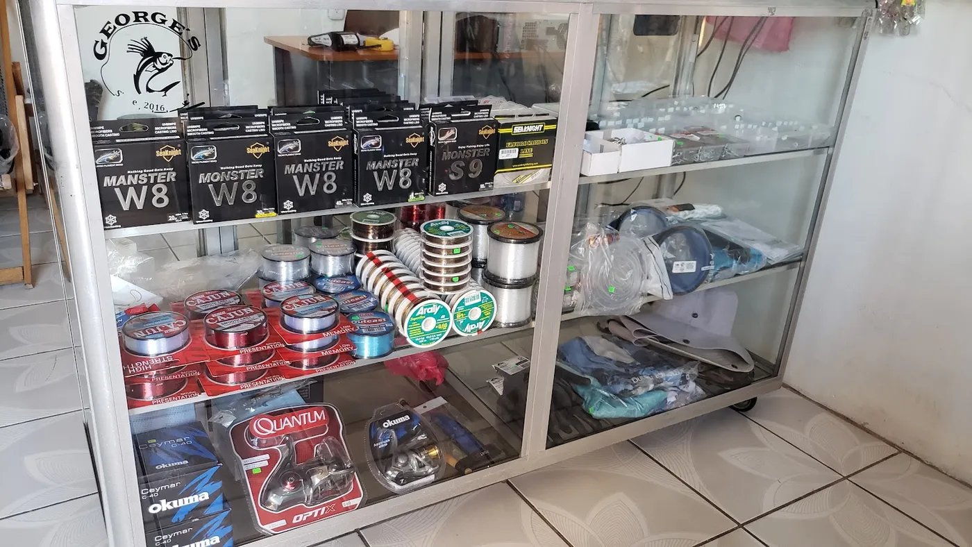 Vitrina con líneas y accesorios en la tienda de Rivas